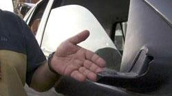 Occhio alla truffa dello specchietto in superstrada