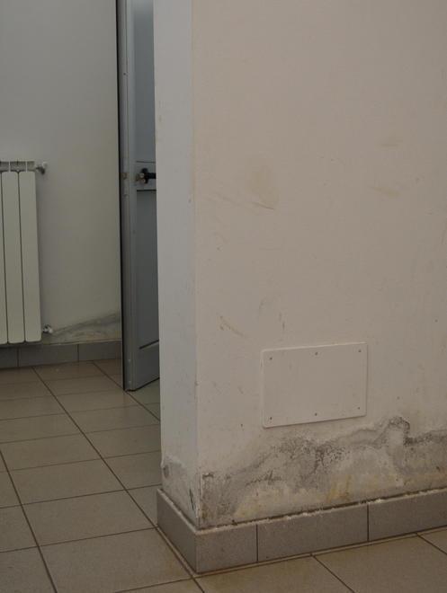 Spogliatoi ammuffiti e sassi nel terreno del campo di Masotti 
