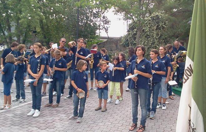 Scampagnate, sapori e comizi in villa a colpi di filarmonica