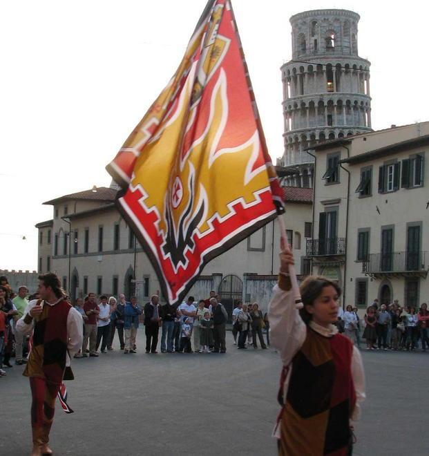 Dietrofront: nessuna bandiera di Firenze sventolerà sul litorale 