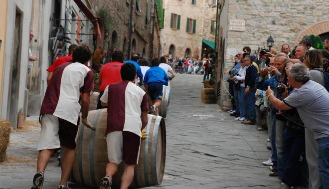La corsa delle botti apre a Suvereto le Feste di primavera 