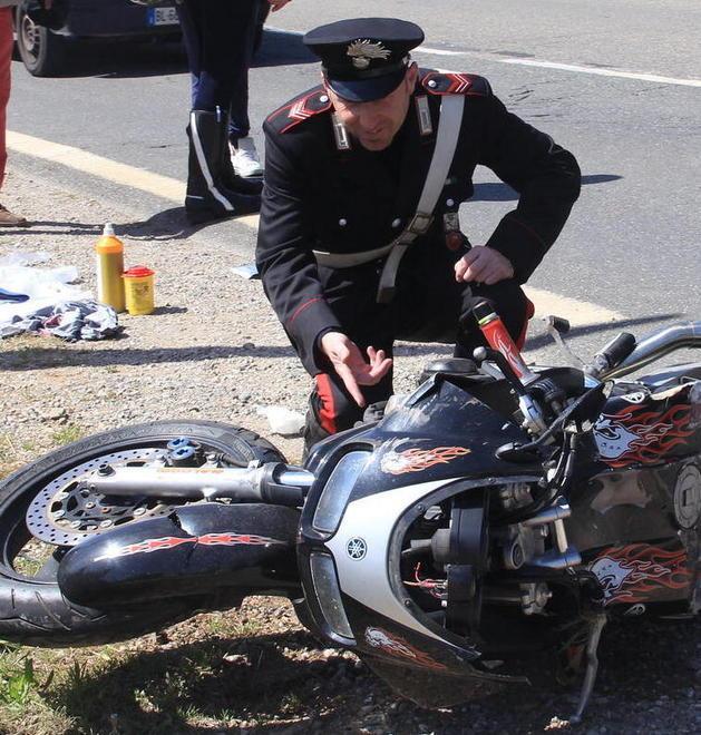 Finisce con la moto contro un furgone