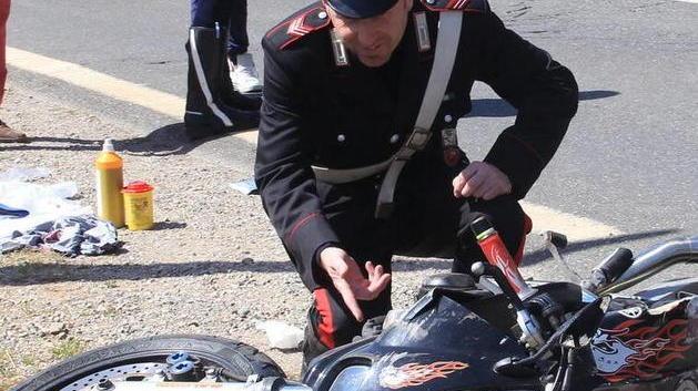 Finisce con la moto contro un furgone
