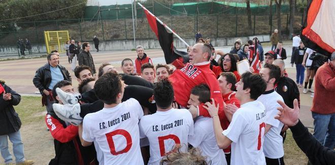 Tutti in piedi per salutare l’allenatore dei record 
