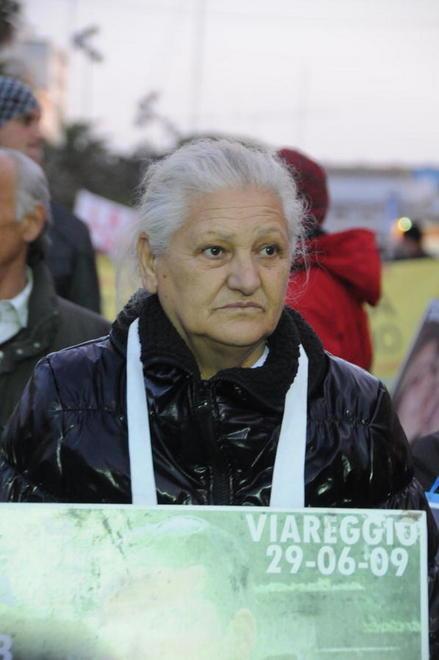 La mamma del ragazzo morto in cella vola a Parigi: «Voglio parlare con Sarkozy» 