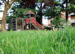Erba alta e giochi inservibili al parco 