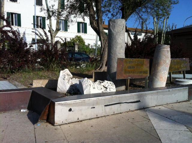 Rubano le lastre di rame dal monumento ai caduti 