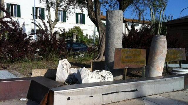 Rubano le lastre di rame dal monumento ai caduti