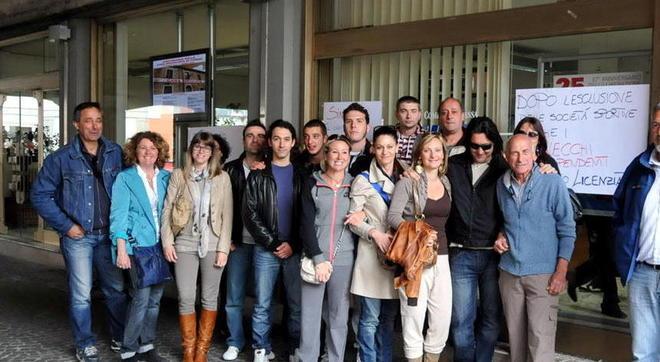 In piazza per la piscina: «Questa gestione fa acqua» 