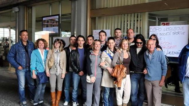 In piazza per la piscina: «Questa gestione fa acqua»