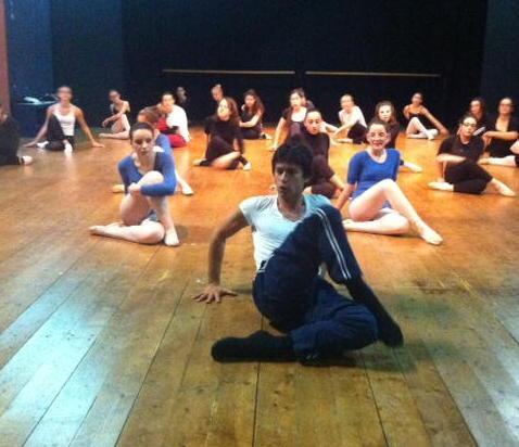 Kledi si racconta dopo una lezione di danza a Cascina