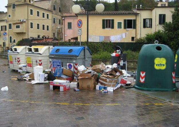 Cassonetti ancora stracolmi Rifiuti ammassati in strada 