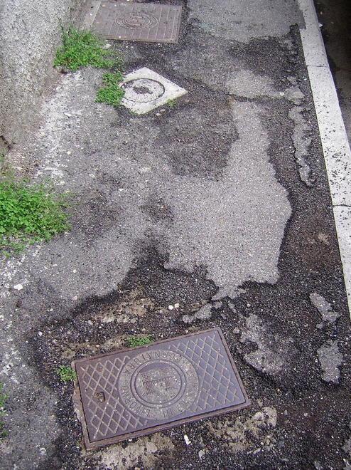 Due strade, un’unica grande buca 
