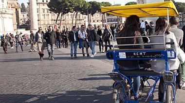 Disoccupato pisano vuole portare i turisti in risciò, ma il Comune nicchia