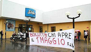 “Stefan” apre il Primo maggio, protesta davanti alle vetrine 