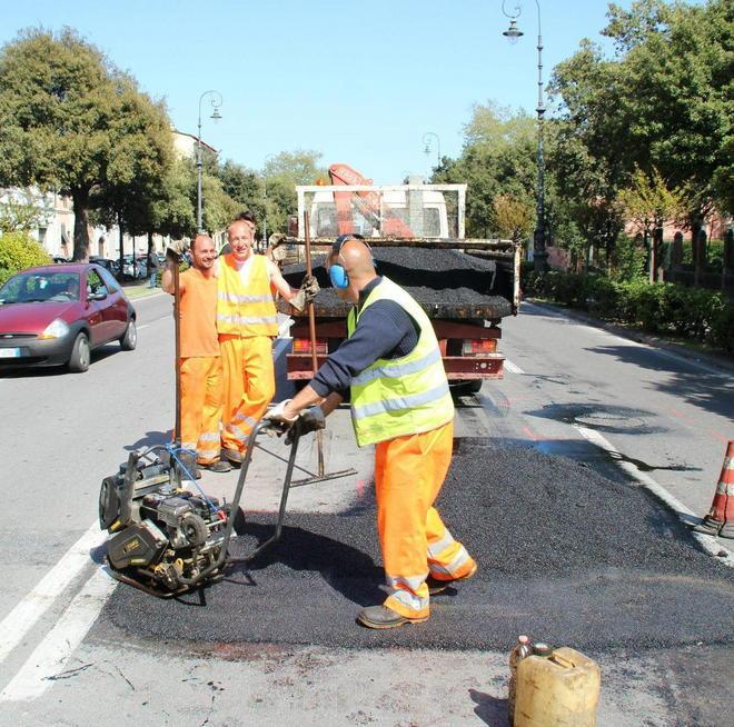 Viale Carducci: tappate le buche sull’asfalto