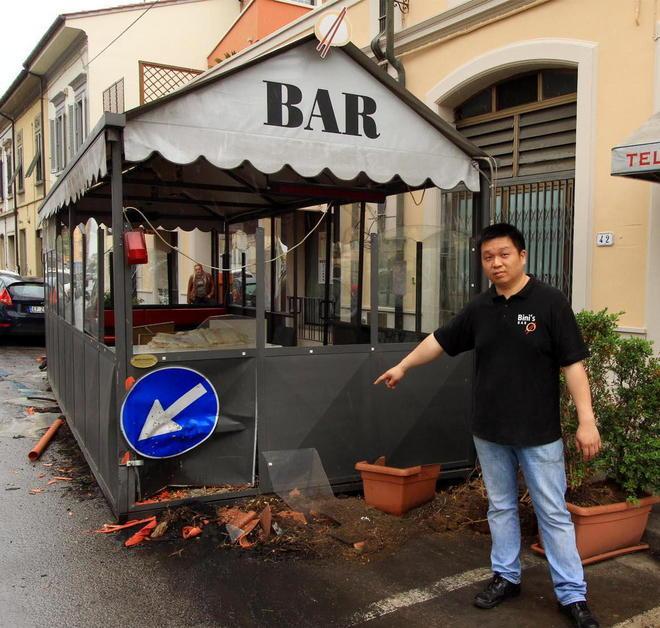 Si schianta contro un gazebo 