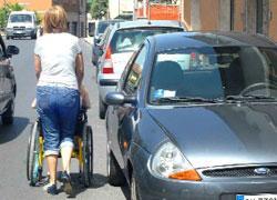 Quel vizio di fermarsi sui marciapiedi 