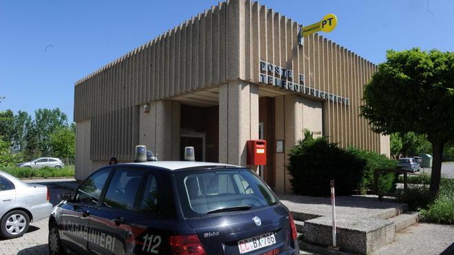 Rapina con spranga e pistola alle poste, bottino: 25 mila euro