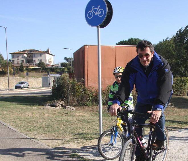 Nuovi marciapiedi luci nell’area sportiva e un punto giovani 