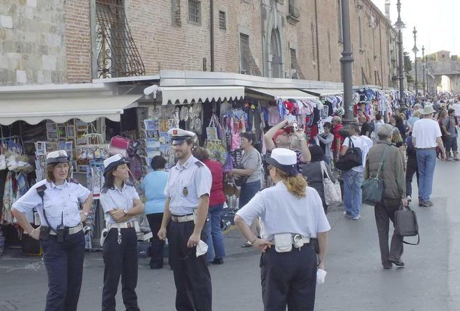Duomo, notificata l’ordinanza di trasferimento delle bancarelle 