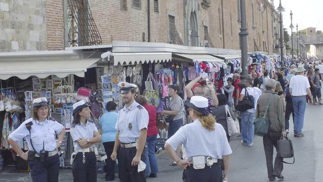 Duomo, notificata l’ordinanza di trasferimento delle bancarelle