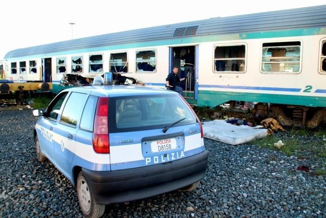 Fiamme in una carrozza dismessa alla stazione, a fuoco un materasso e suppellettili 