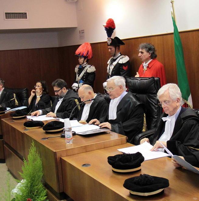 Cause, incarichi e costi della politica: ecco il circo degli sprechi 