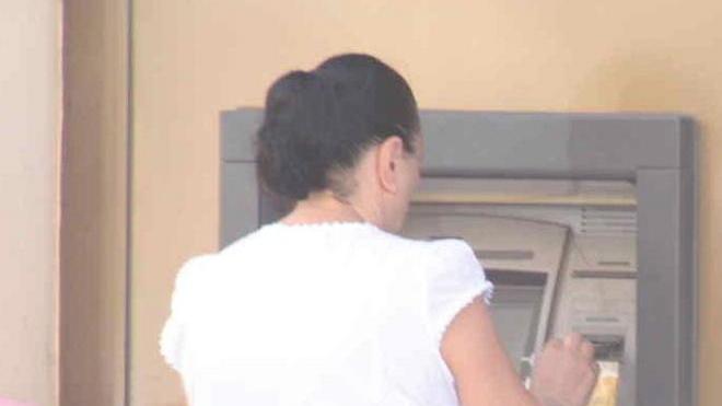 Signora scippata dopo il prelievo dal bancomat