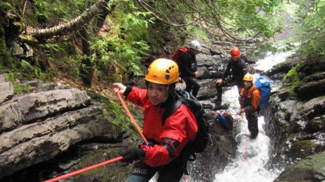 Giù per i torrenti, via allo scivolo alla scoperta del canyoning