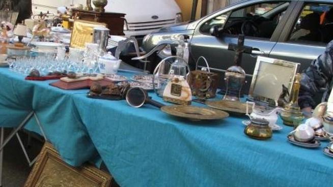 Difesa del mercatino antiquario in piazza Statuto