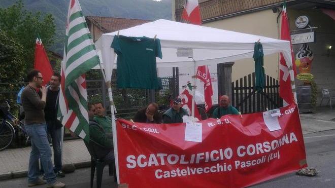 Maglietta verde e bandiere gli operai lottano per il futuro