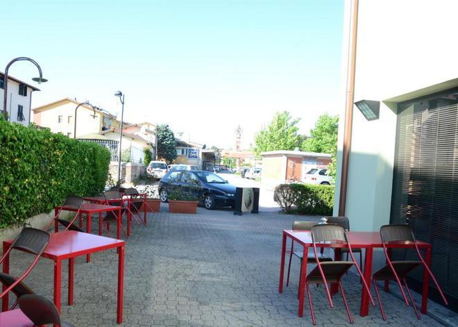Ladri buongustai trovano pochi soldi e si divorano i babà