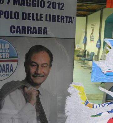 Strappati manifesti e bandiera del Pdl: atto di inciviltà 
