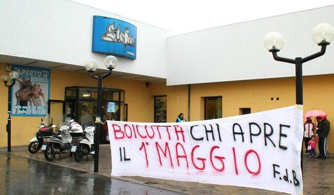 Stefan apre il 1º Maggio protesta davanti ai negozi 