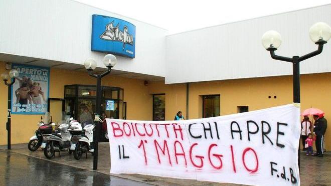 Stefan apre il 1º Maggio protesta davanti ai negozi