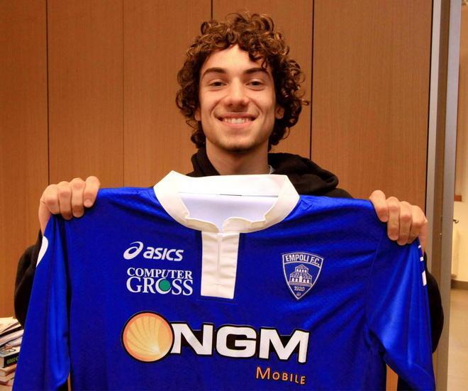 La maglia dell’Empoli sulle spalle di un tifoso azzurro 