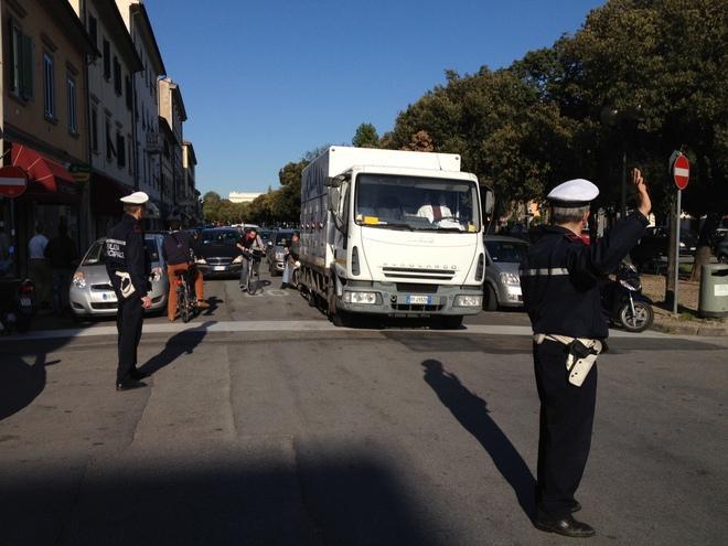 Droga in un tombino, 3 fermati e strada bloccata 