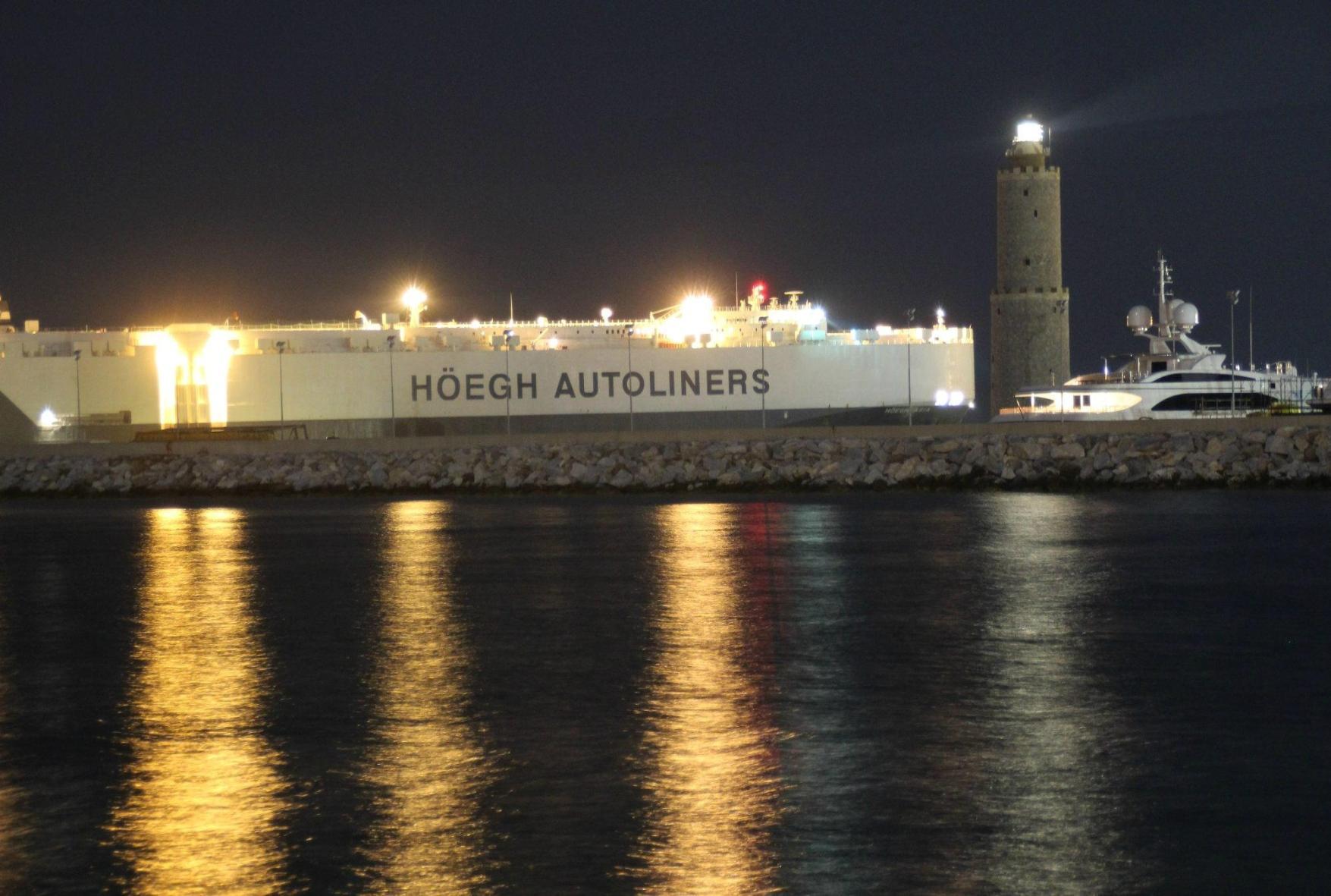 Nave si arena al Molo Novo, riaperto il porto dopo due ore di blocco 