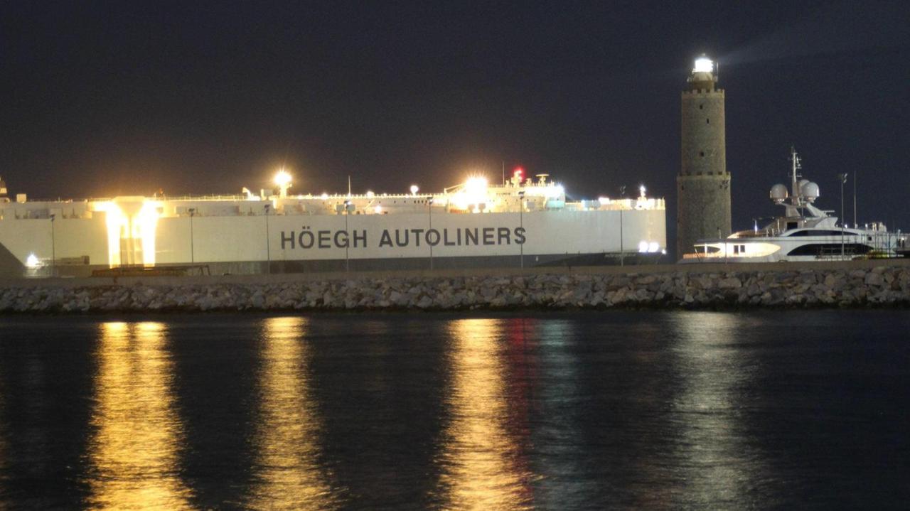 Nave si arena al Molo Novo, riaperto il porto dopo due ore di blocco