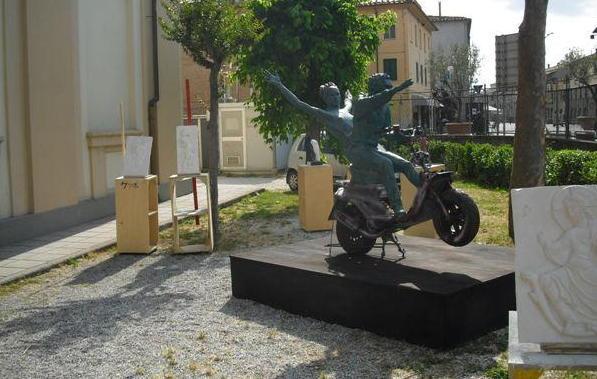 Le panchine sono decorate dagli studenti dell’Isa 