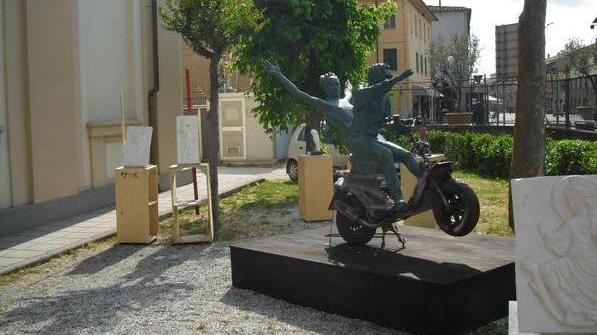 Le panchine sono decorate dagli studenti dell’Isa