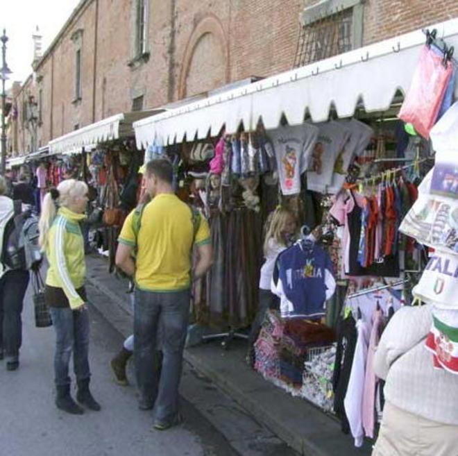Bancarelle, sgombero entro fine ottobre 