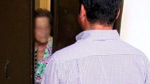 Vestiti da vigili derubano anziana
