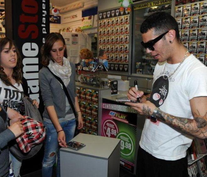 Folla di ragazzini per il rapper emergente