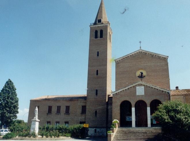 Tentano di entrare nella casa del parroco 