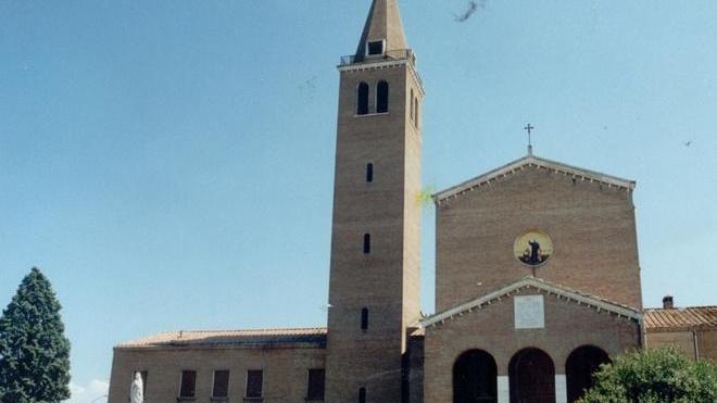 Tentano di entrare nella casa del parroco
