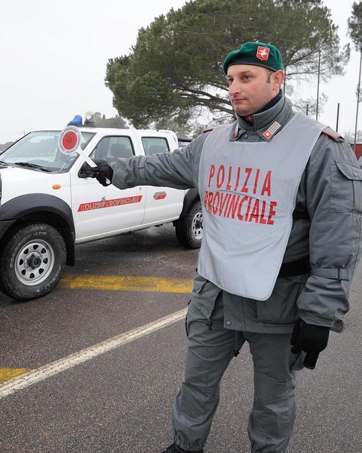 Va dalla polizia in auto e gliela sequestrano 