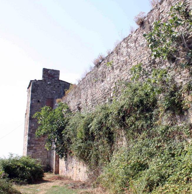 Un buco nelle mura Giallo alla Rocca di Sala 