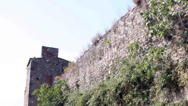 Un buco nelle mura Giallo alla Rocca di Sala